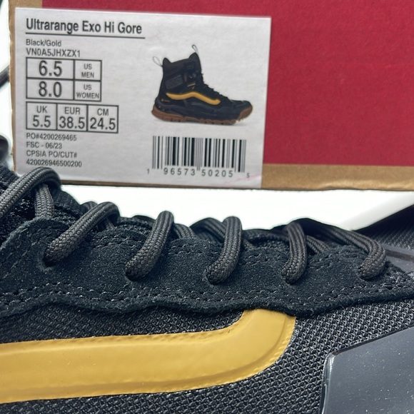 Vans WMNS Ultrarange Exo Hi Gore Black/Gold
VN0A5JHXZX1
Boots All Weather Sneakr - Picture 16 of 16